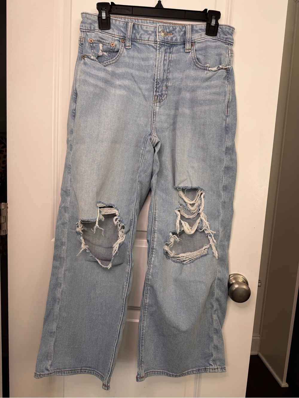 American Eagle Outfitters Light Wash Distressed Straight-Leg Jeans